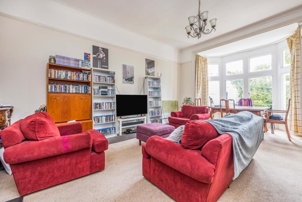 Lot: 101 - SUBSTANTIAL SEMI-DETACHED VICTORIAN DWELLING WITH ADDITIONAL INVESTMENT INCOME - Living room of first floor flat